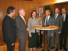 Wirtschaftsministerin Emilia Müller in Lindau zusammen mit Kandidaten und Vertretern der IHK und Sparkasse sowie Landrat Elmar Stegmann