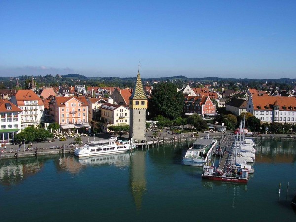 Der Hafen der Stadt Lindau - malerisch, wie er vom Leuchtturm aus daliegt.